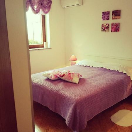 Room Kris With Private Entrance & Private Bathroom Vilanija ภายนอก รูปภาพ