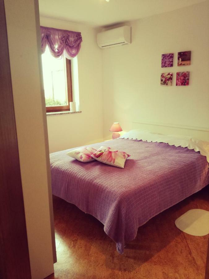 Room Kris With Private Entrance & Private Bathroom Vilanija ภายนอก รูปภาพ