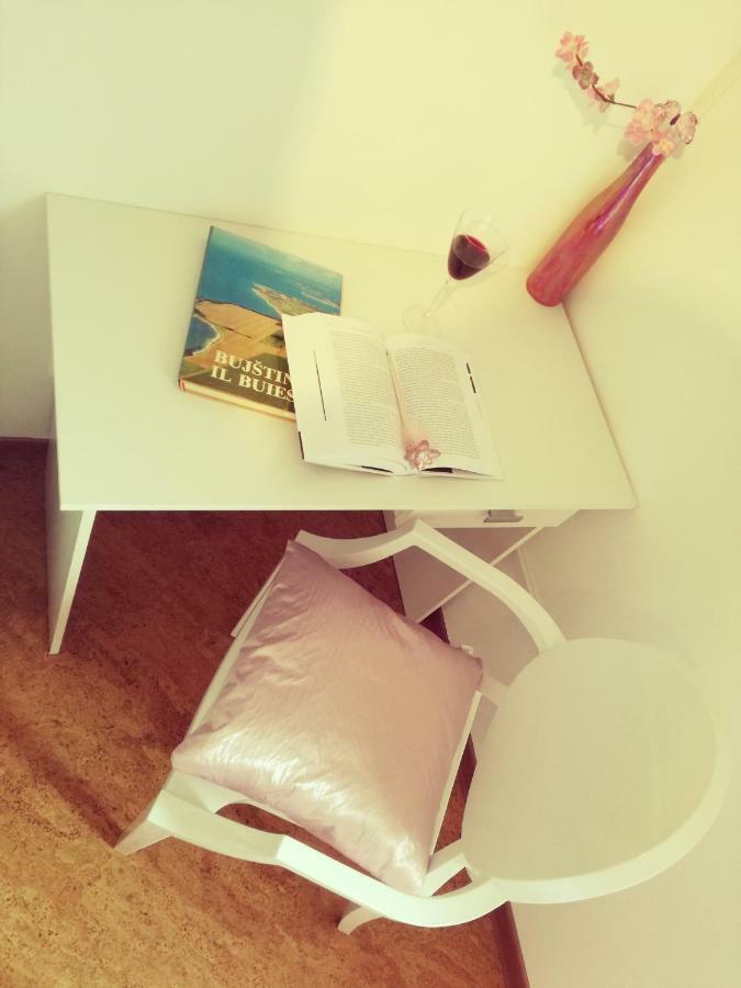 Room Kris With Private Entrance & Private Bathroom Vilanija ภายนอก รูปภาพ