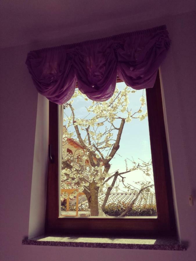 Room Kris With Private Entrance & Private Bathroom Vilanija ภายนอก รูปภาพ