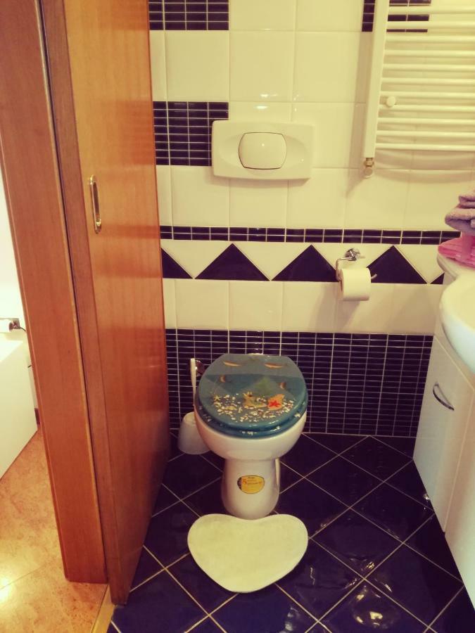 Room Kris With Private Entrance & Private Bathroom Vilanija ภายนอก รูปภาพ