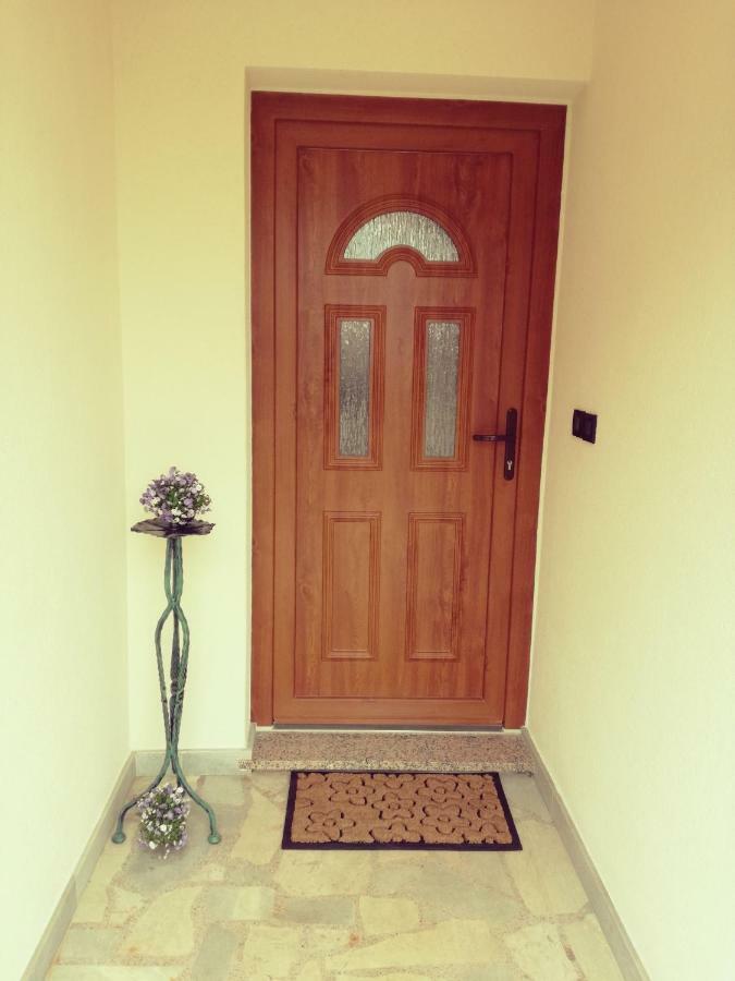 Room Kris With Private Entrance & Private Bathroom Vilanija ภายนอก รูปภาพ