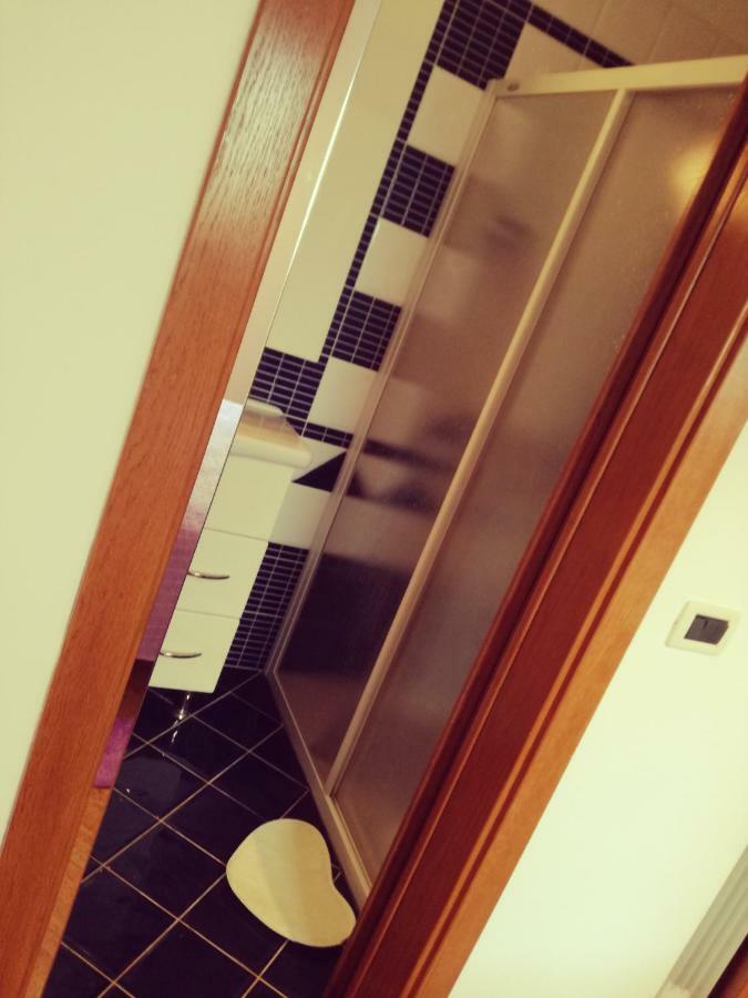 Room Kris With Private Entrance & Private Bathroom Vilanija ภายนอก รูปภาพ