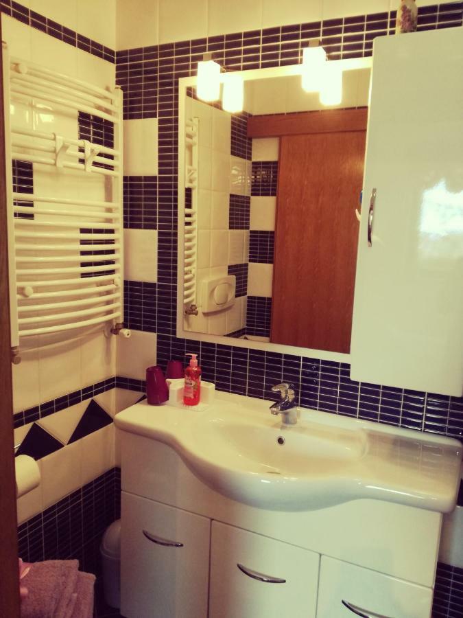 Room Kris With Private Entrance & Private Bathroom Vilanija ภายนอก รูปภาพ