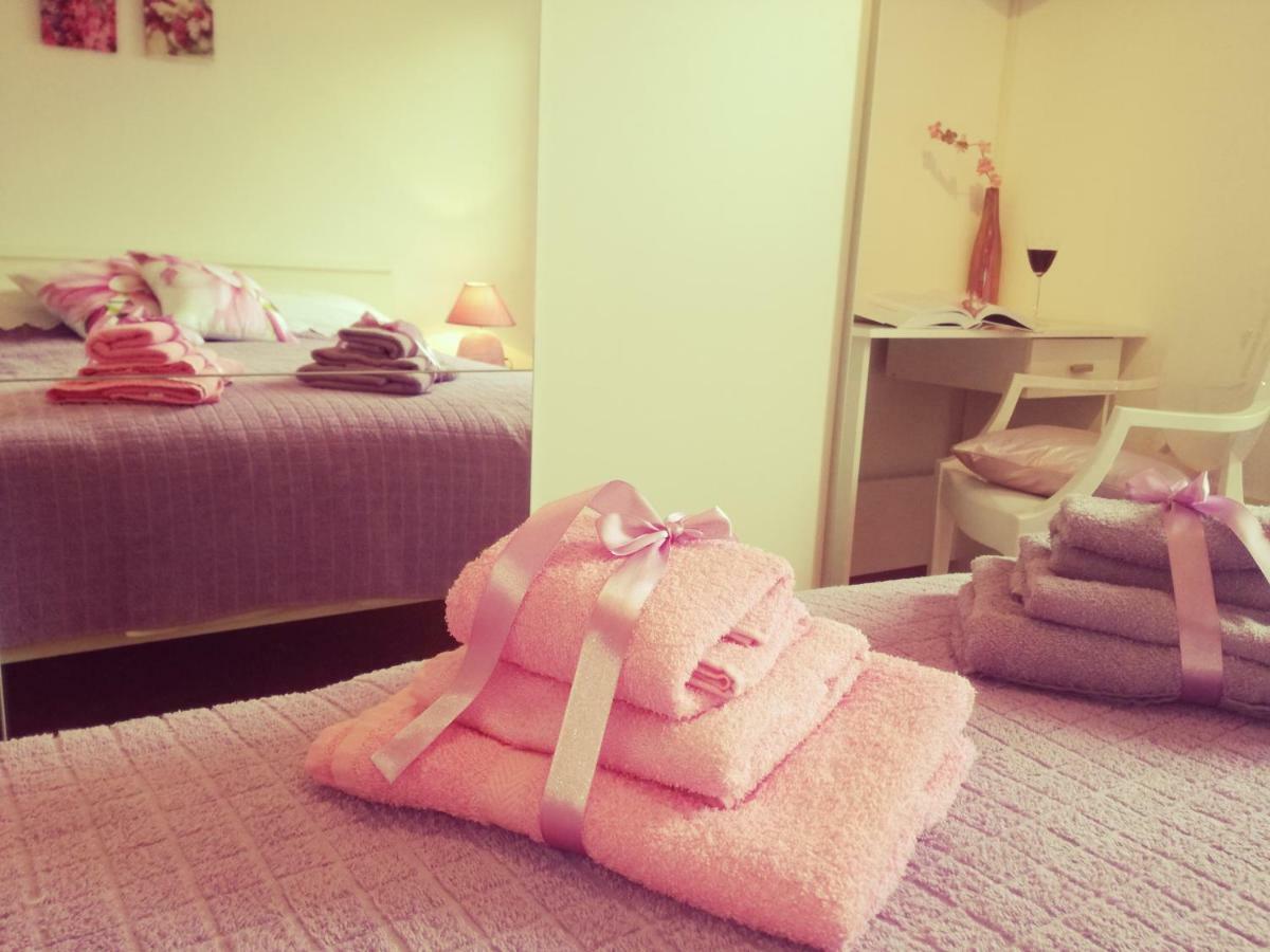 Room Kris With Private Entrance & Private Bathroom Vilanija ภายนอก รูปภาพ