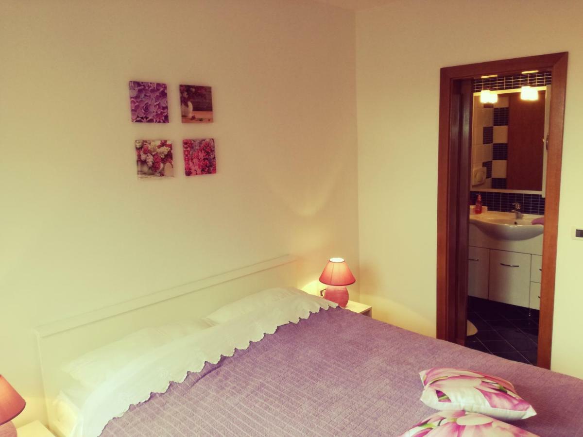 Room Kris With Private Entrance & Private Bathroom Vilanija ภายนอก รูปภาพ