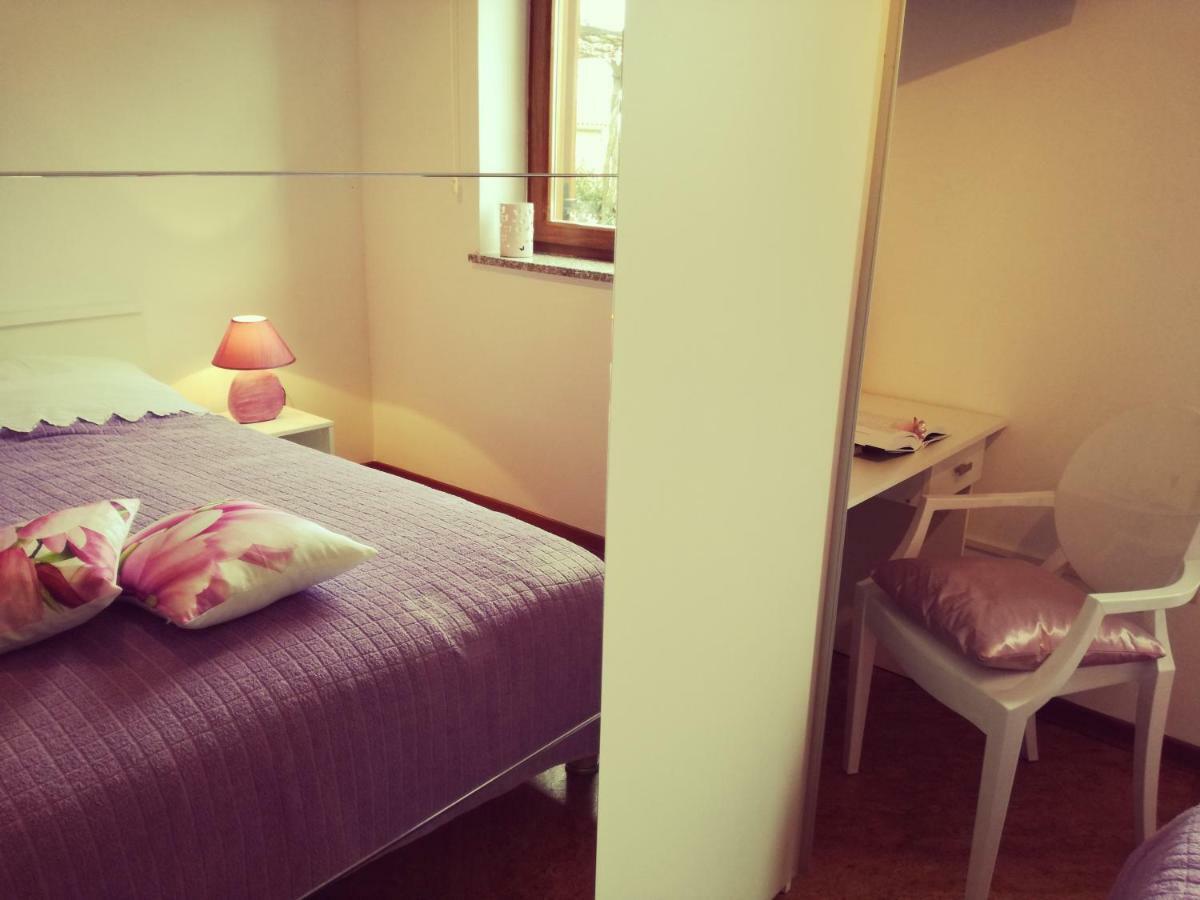Room Kris With Private Entrance & Private Bathroom Vilanija ภายนอก รูปภาพ