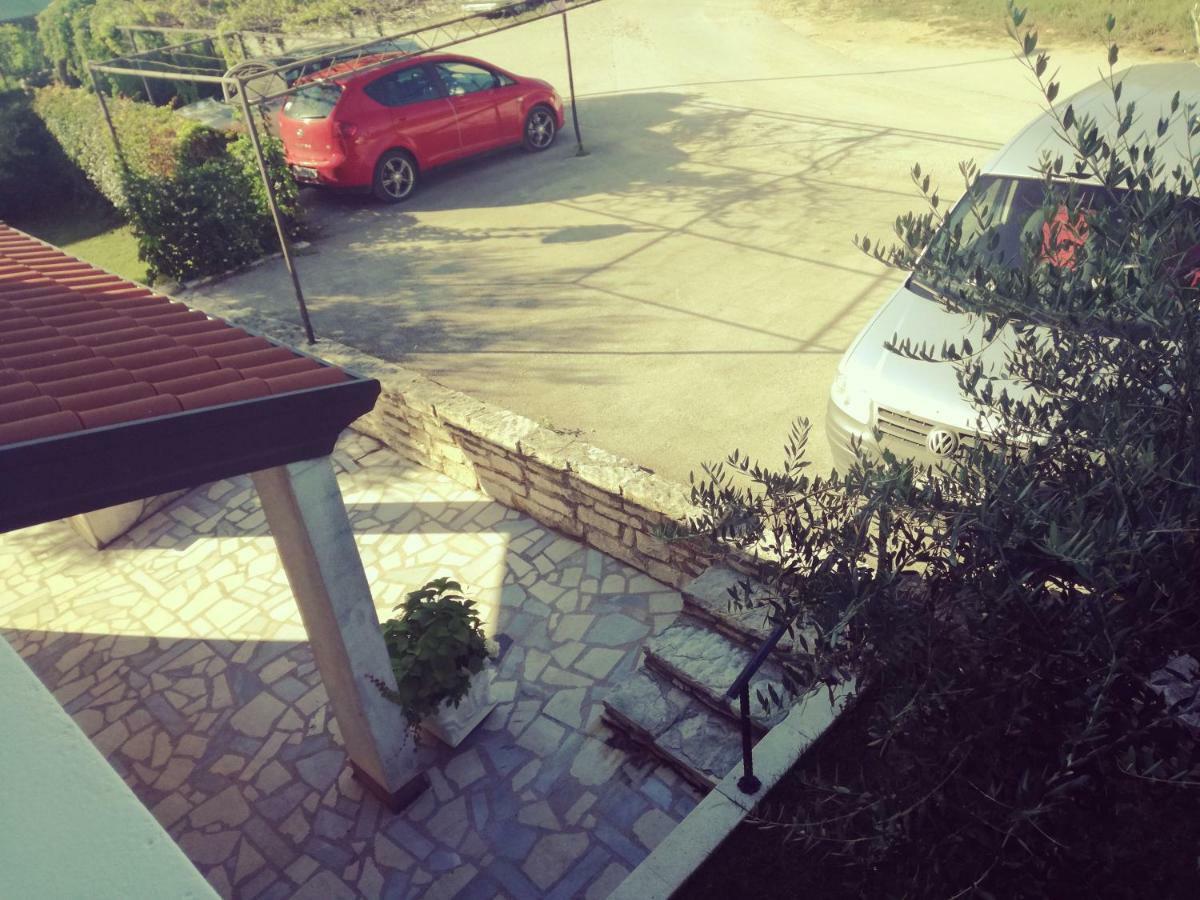 Room Kris With Private Entrance & Private Bathroom Vilanija ภายนอก รูปภาพ