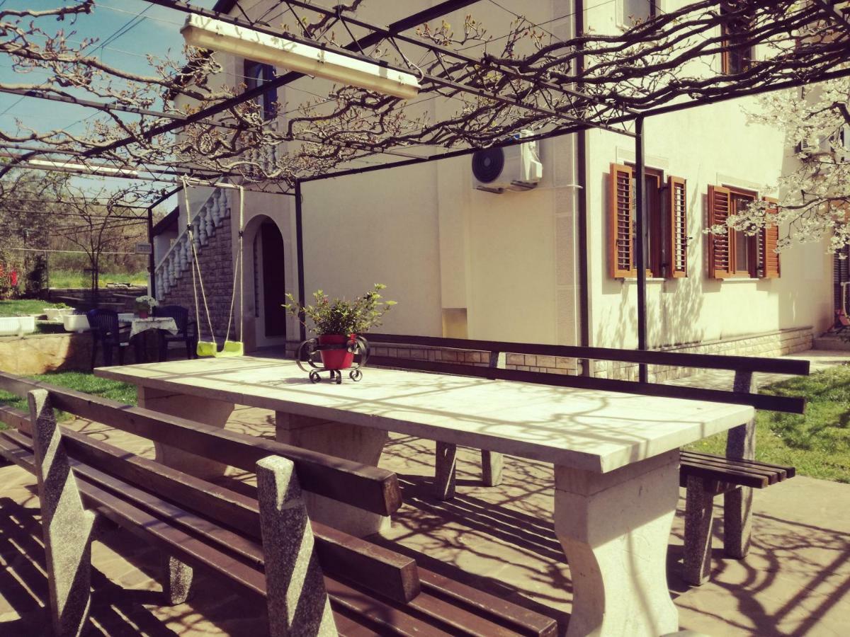 Room Kris With Private Entrance & Private Bathroom Vilanija ภายนอก รูปภาพ